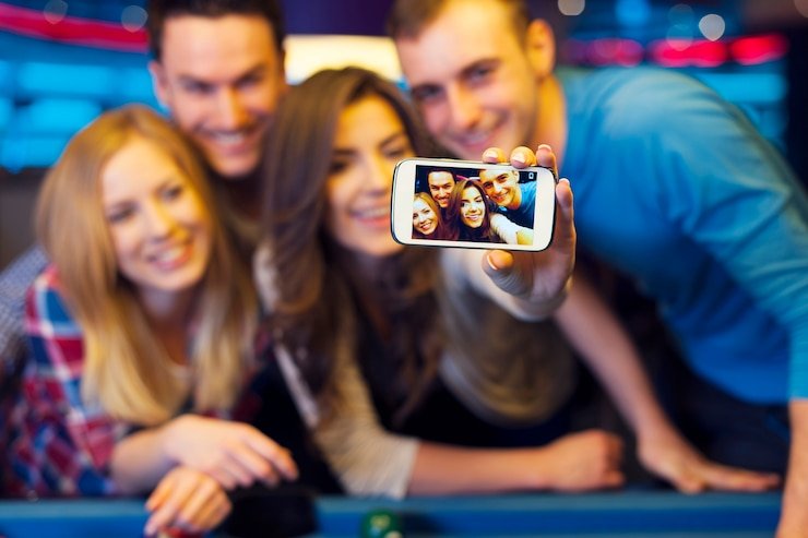 Exciting slot machine reel spinning on mobile device at pin77 jackpot games